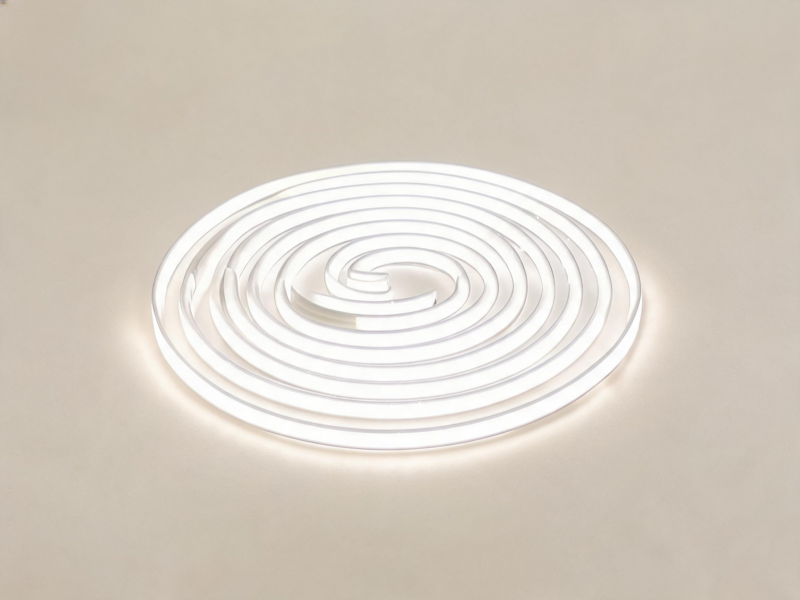 jimeng-2026-09-09-3546-8K超写实服装展示空间，高显色COB LED灯带隐藏安装在服装展示架和墙面灯槽内...